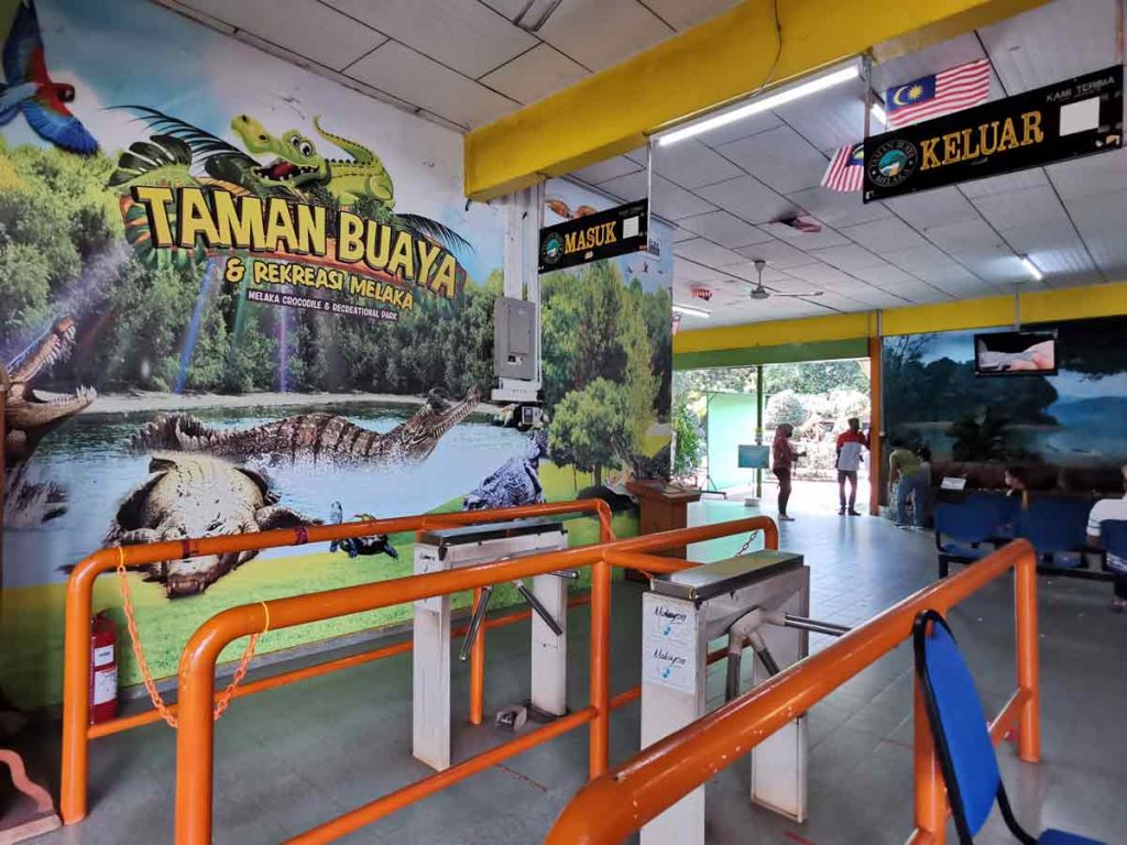 Taman Buaya & Rekreasi Melaka / Melaka Crocodile & Recreational Park